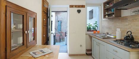 Kühlschrank, Mikrowelle, Herdplatte, Wasserkocher