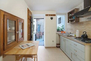 Kühlschrank, Mikrowelle, Herdplatte, Wasserkocher