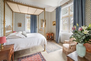 6 bedrooms, desk, iron/ironing board, travel cot