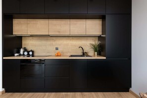 Kylskåp, mikrovågsugn, ugn och spishäll