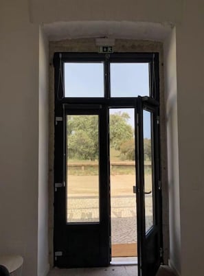 Une pièce dotée d’une grande porte vitrée donnant sur l’extérieur.