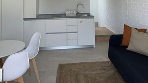 Un appartement moderne comprenant une cuisine, un coin repas et un espace de vie.