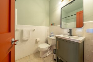 Douche, sèche-cheveux, serviettes fournies, shampoing