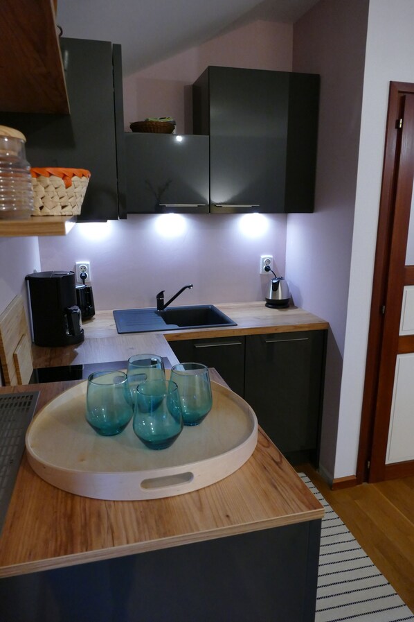 Fridge, stovetop, dishwasher, coffee/tea maker - SRI Kapela - peace and relaxation... Carefree vacation in an aesthetic ambience (Bribir)