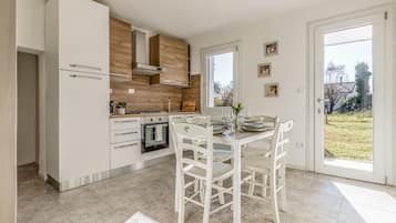 Fridge, oven, coffee/tea maker, electric kettle