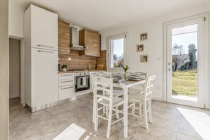 Refrigerador, horno, cafetera y tetera y tetera eléctrica