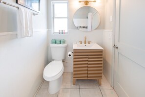 Douche, sèche-cheveux, serviettes fournies