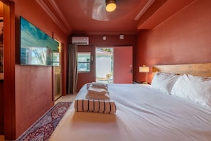 1 habitación, escritorio, tabla de planchar con plancha y wifi