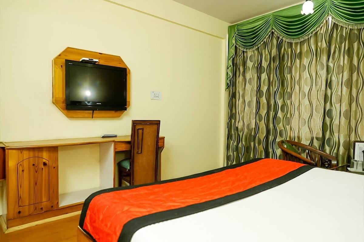 Desk, laptop workspace, free WiFi