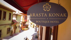 A sign for the Arasta Konak Boutique Hotel. - Arasta Konak Otel (Eskisehir)