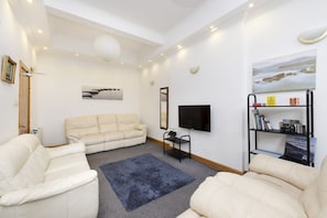 TV, books, offices - Spacious Apartment in the Old Town (Edinburgh)