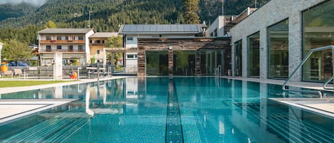 Piscina coperta, piscina stagionale all'aperto