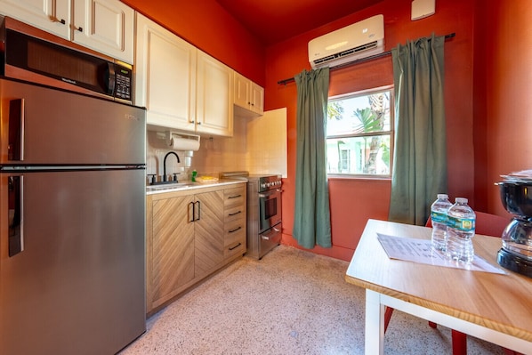 Fridge, microwave, oven, stovetop - 122 · Self Check-in • Free Parking • Kitchen • Pool (Clearwater)