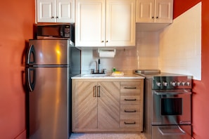 Fridge, microwave, oven, stovetop - 122 · Self Check-in • Free Parking • Kitchen • Pool (Clearwater)