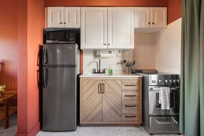 Fridge, microwave, oven, stovetop - 122 · Self Check-in • Free Parking • Kitchen • Pool (Clearwater)