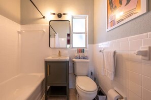 Douche, sèche-cheveux, serviettes fournies, shampoing