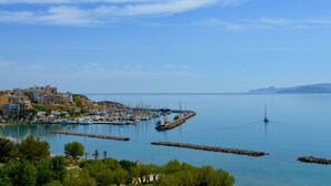 Una marina con barche, una barca a vela e edifici lungo la banchina.