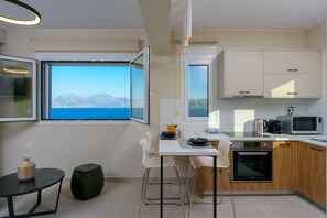 Refrigerador, microondas, cafetera y tetera y tetera eléctrica