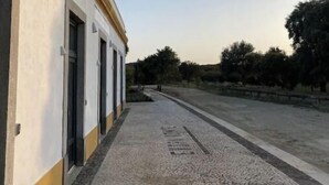 Un bâtiment doté d’un long couloir étroit et d’un chemin pavé.