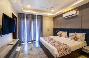 Honeymoon Studio Suite | Iron/ironing board, free WiFi