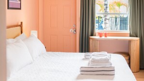 A hotel room with a bed, a window with curtains, a bedside table, and a ceiling light fixture. - 123 · ☀Pool✔ Beach✔ Self Checkin✔ Free Parking✔ (Clearwater)