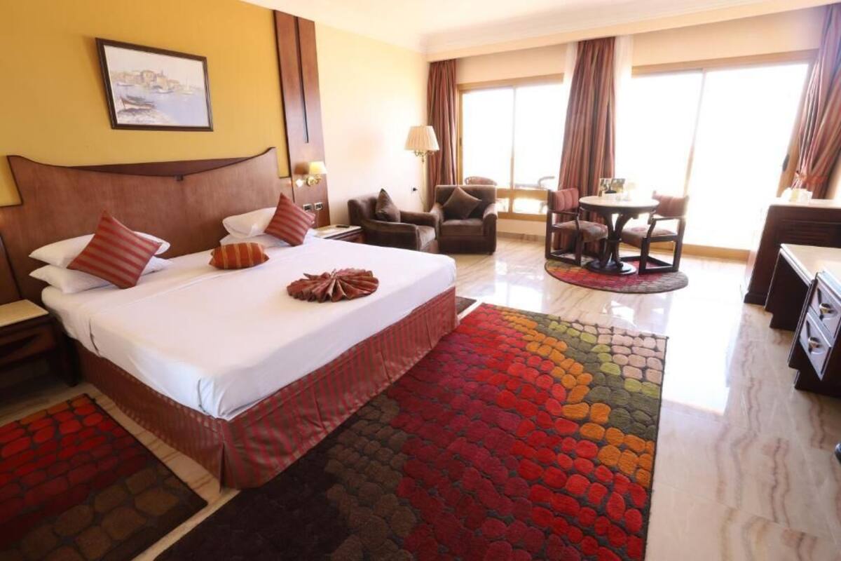 Royal Suite | Minibar, in-room safe, blackout drapes, iron/ironing board (on request)
