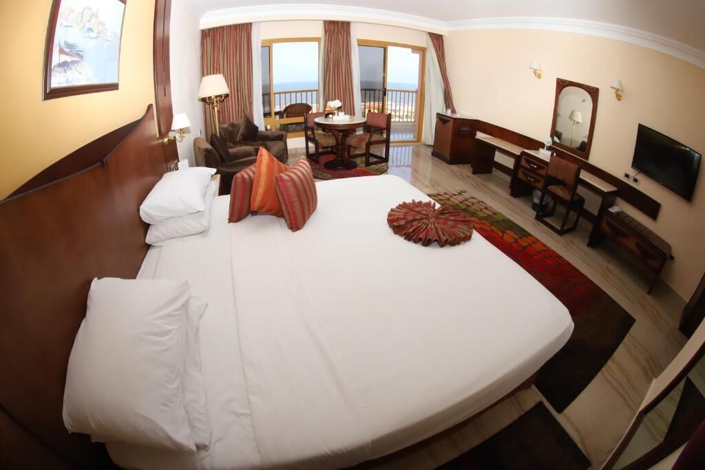Deluxe Double or Twin Room, 1 Bedroom, Smoking, Canal View | Minibar, in-room safe, blackout drapes, iron/ironing board