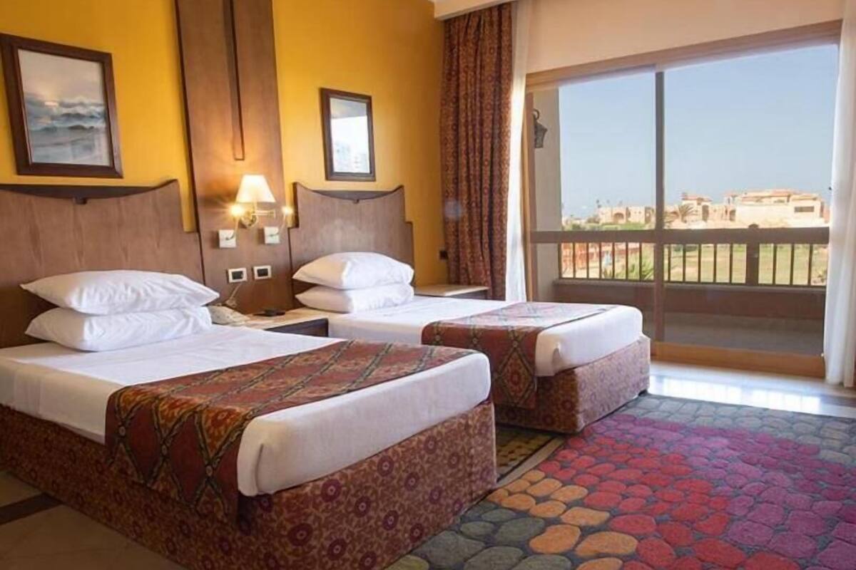 Deluxe Double or Twin Room, 1 Bedroom, Smoking, Canal View | Minibar, in-room safe, blackout drapes, iron/ironing board (on request)
