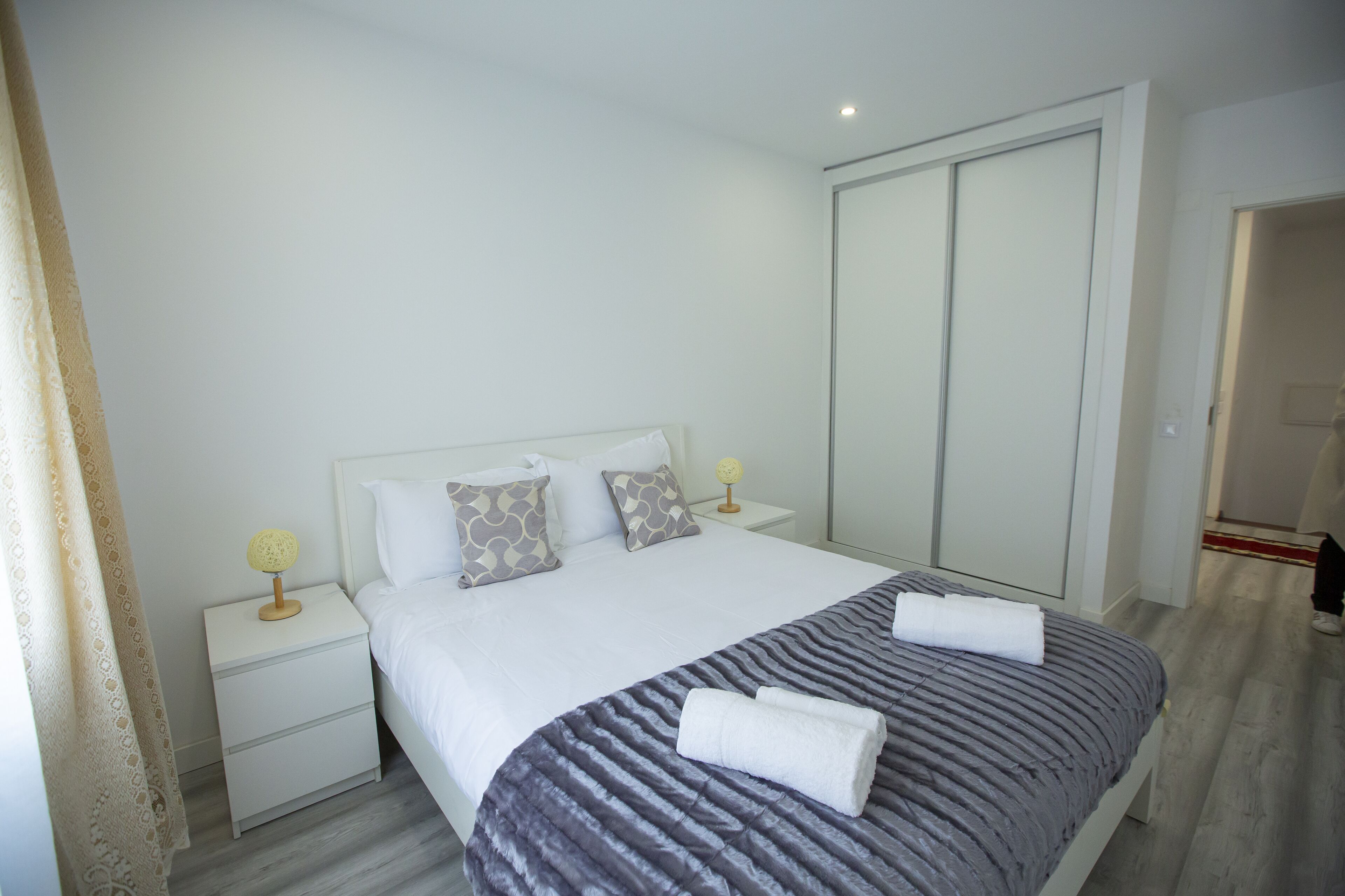 Màn/rèm cản sáng, bàn ủi/dụng cụ ủi quần áo 