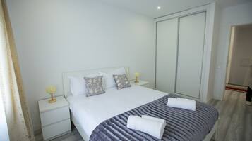 Cortinas blackout, tabla de planchar con plancha y wifi gratis