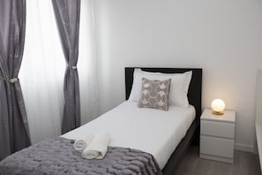 Habitación doble, 2 camas individuales, baño compartido | Cortinas blackout, tabla de planchar con plancha y wifi gratis 