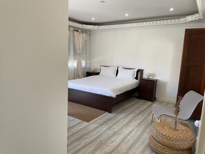 Tirai kedap cahaya, setrika/meja setrika, Wi-Fi gratis, dan seprai linen