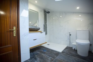 Shower, rainfall showerhead, free toiletries, hair dryer - Alecrm D Estepe - Hostel (Almada)