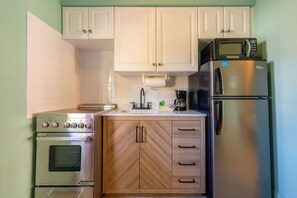 Fridge, microwave, oven, stovetop - 124 · ☀Pool✔ Kitchen✔ Beach✔ Self Checkin✔ Free Parking✔ (Clearwater)