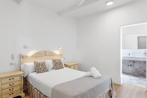 3 habitaciones, tabla de planchar con plancha y cuna de viaje 