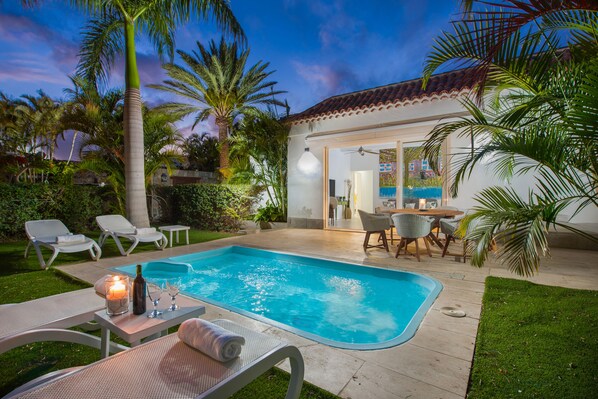 Utendørsbasseng og et oppvarmet basseng