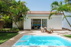 Una piscina al aire libre, una piscina climatizada