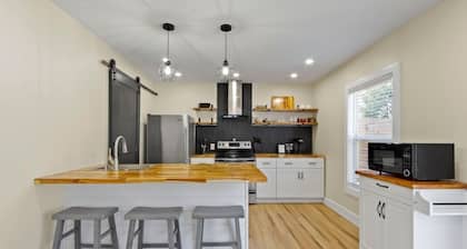 Luxurious Guest House Central to Everything