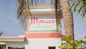 Een gebouw met een bord waarop 'Monaco Vacation Rentals' staat.