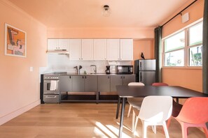 Kühlschrank, Mikrowelle, Ofen, Herdplatte
