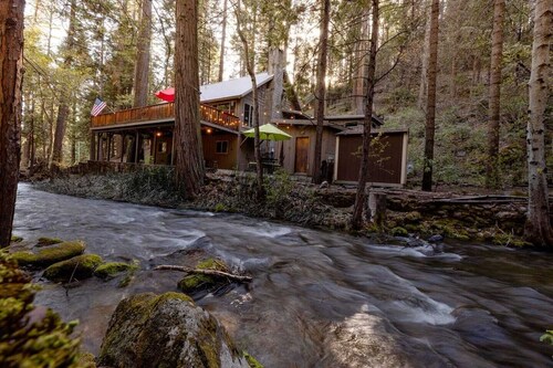 Creekside Lodge Nestled in the Woods with Al Fresco Dining