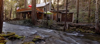Creekside Lodge Nestled in the Woods with Al Fresco Dining