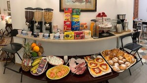 A breakfast buffet with various food items and beverages. - Di Palma Suite Museum (Napoli)
