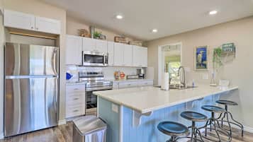 Fridge, microwave, stovetop, dishwasher