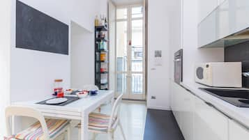 Kühlschrank, Mikrowelle, Ofen, Geschirrspüler