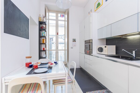 Kühlschrank, Mikrowelle, Ofen, Geschirrspüler