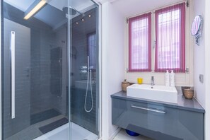 Shower, hair dryer, towels