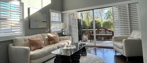 Smart-TV, fotballspill, bøker og stereoanlegg