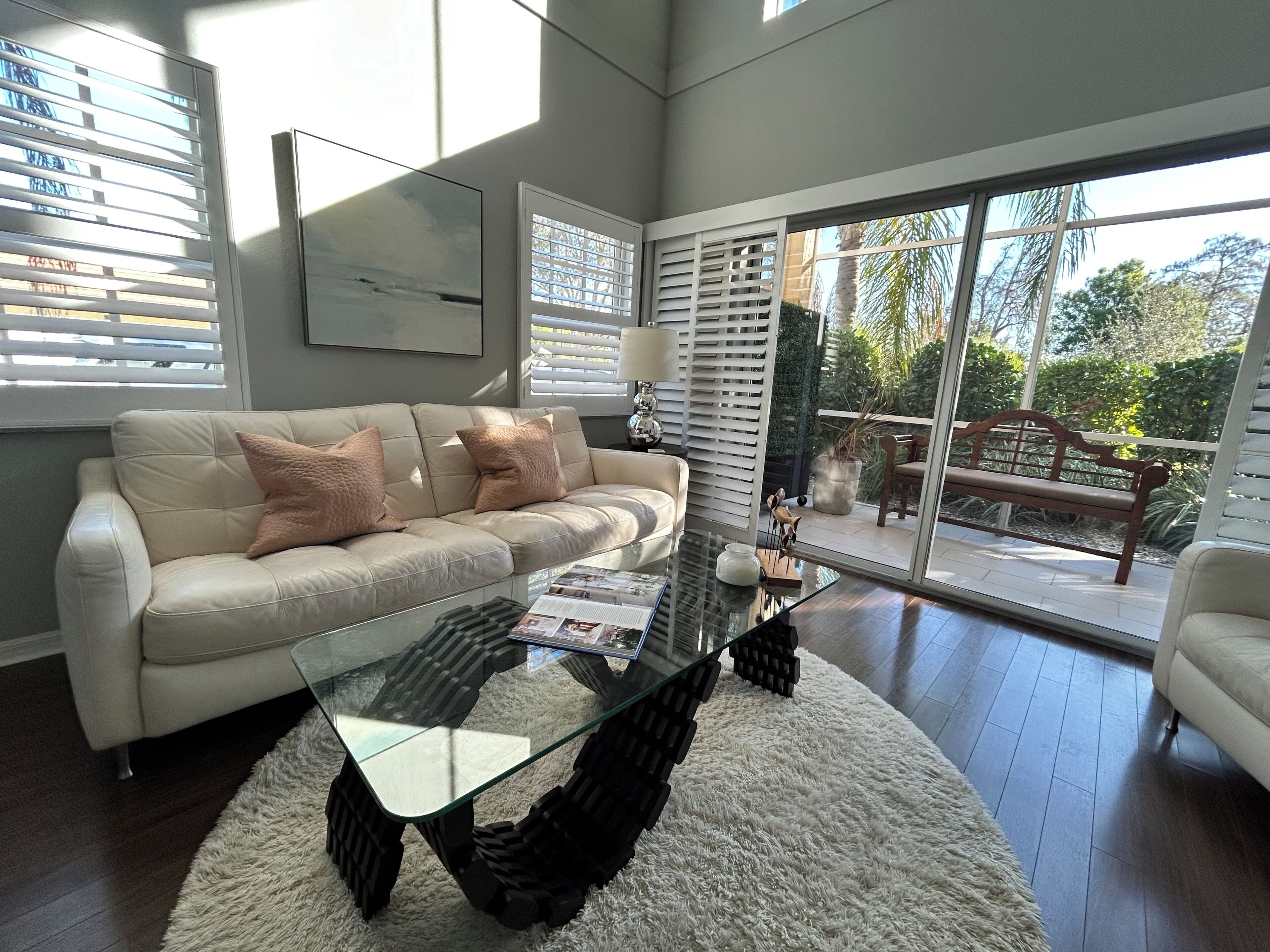 Een smart-tv, tafelvoetbal, boeken en een stereo