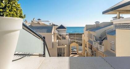 Atico de lujo a pie de playa, vistas al mar, piscina, aire acondicionado y wifi.